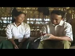 El jefe vio las tetas que tuvo que tomar y quedó atónito. La nariz delantera del Toro fue liberada del pecho. Empezó a besarla y a estrecharle la mano. La chica se lo llevó. hd español xxx Chicas fumando y masturbándose el miembro al mismo tiempo. Ella también metió su coño en su coño.